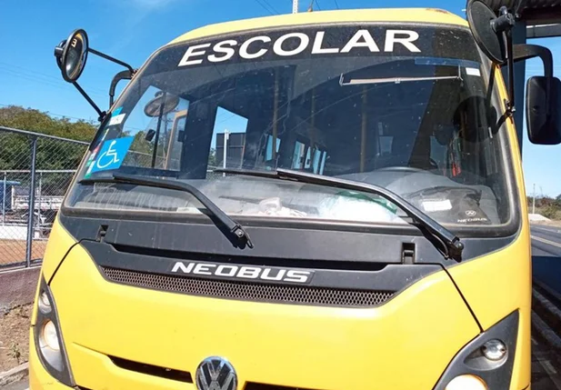 Micro-ônibus transportava 17 estudantes