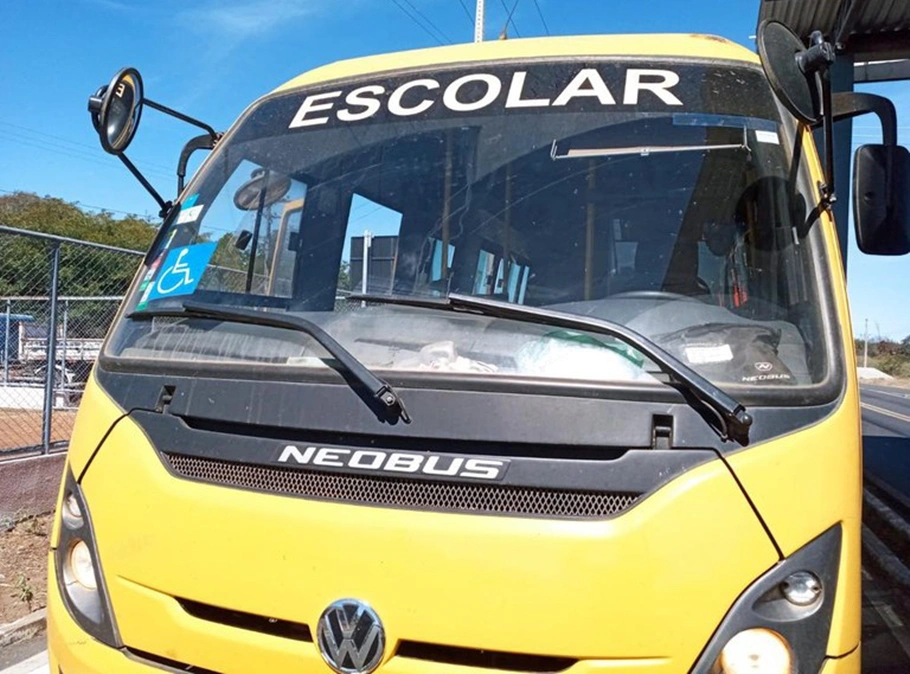 Micro-ônibus transportava 17 estudantes