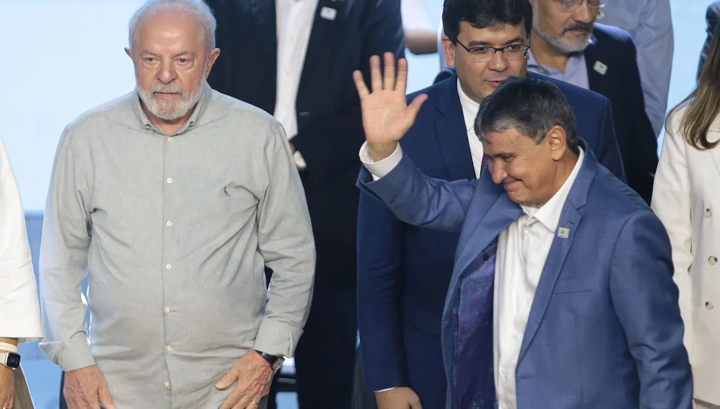 Ministro Wellington Dias cumprimentando Teresinenses