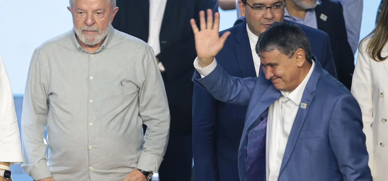 Ministro Wellington Dias cumprimentando Teresinenses