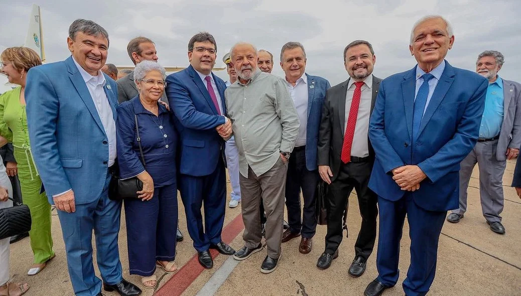 Ministro Wellington Dias, governador Rafael Fonteles e demais autoridades recepcionando Lula
