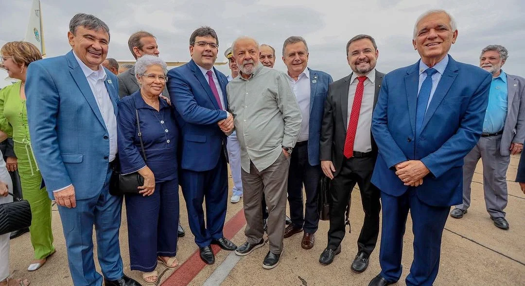 Ministro Wellington Dias, governador Rafael Fonteles e demais autoridades recepcionando Lula