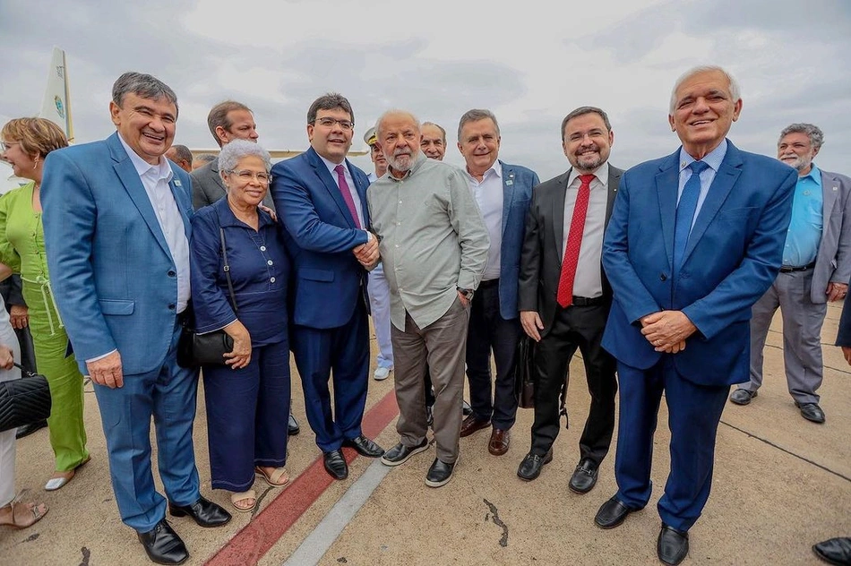 Ministro Wellington Dias, governador Rafael Fonteles e demais autoridades recepcionando Lula