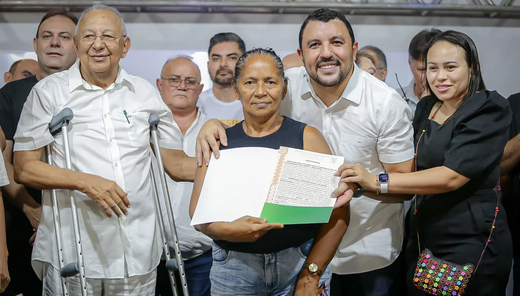 Moradora com seu registro de imóvel