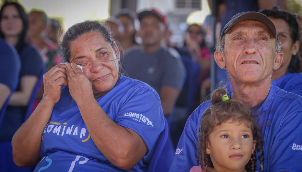 Moradora contemplada pelo projeto, bastante emocionada