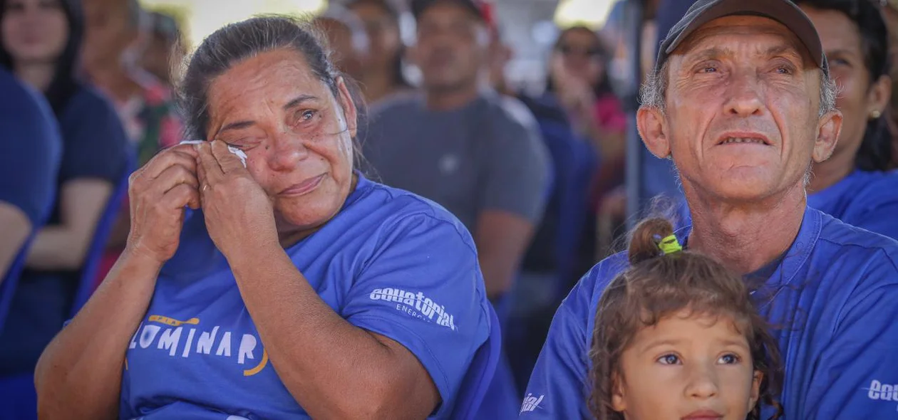 Moradora contemplada pelo projeto, bastante emocionada