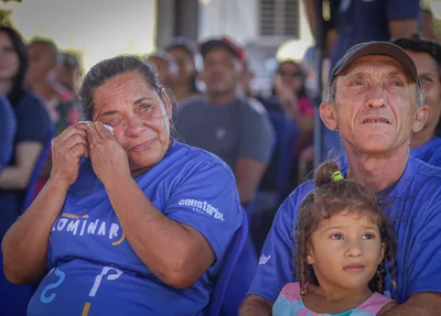 Moradora contemplada pelo projeto, bastante emocionada
