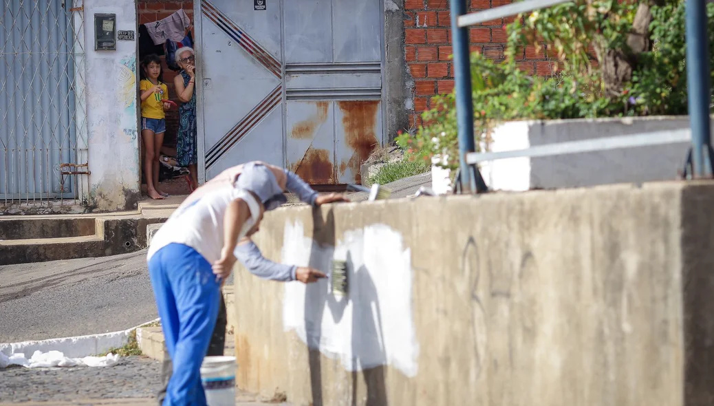 Moradores acompanham trabalho na Vila Dagmar Mazza