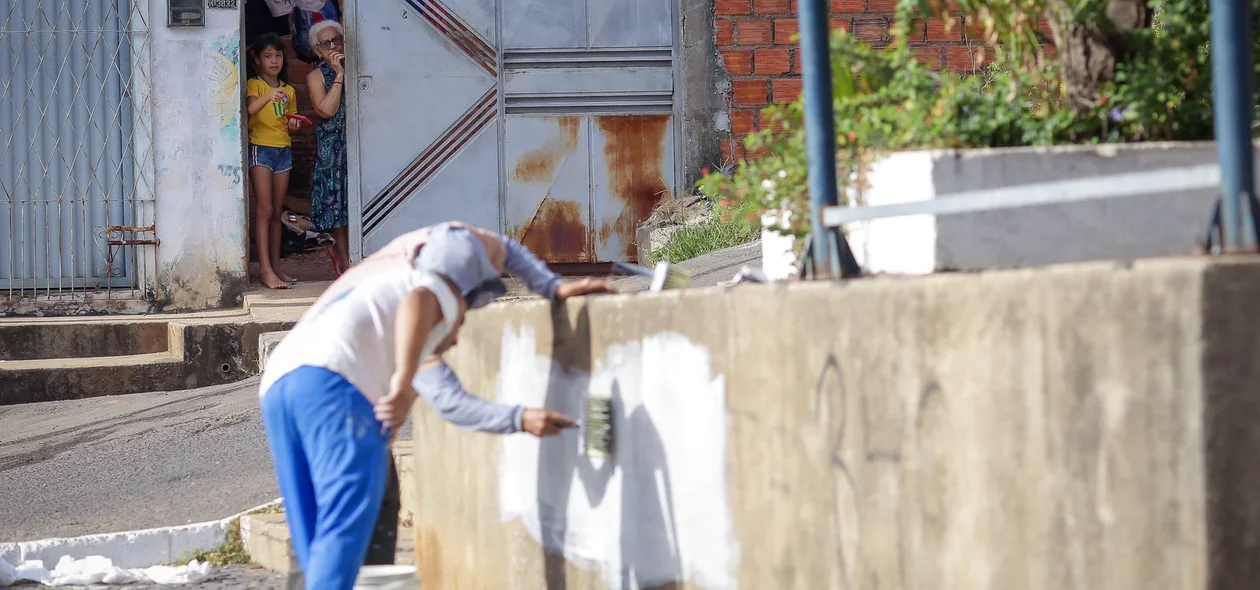 Moradores acompanham trabalho na Vila Dagmar Mazza