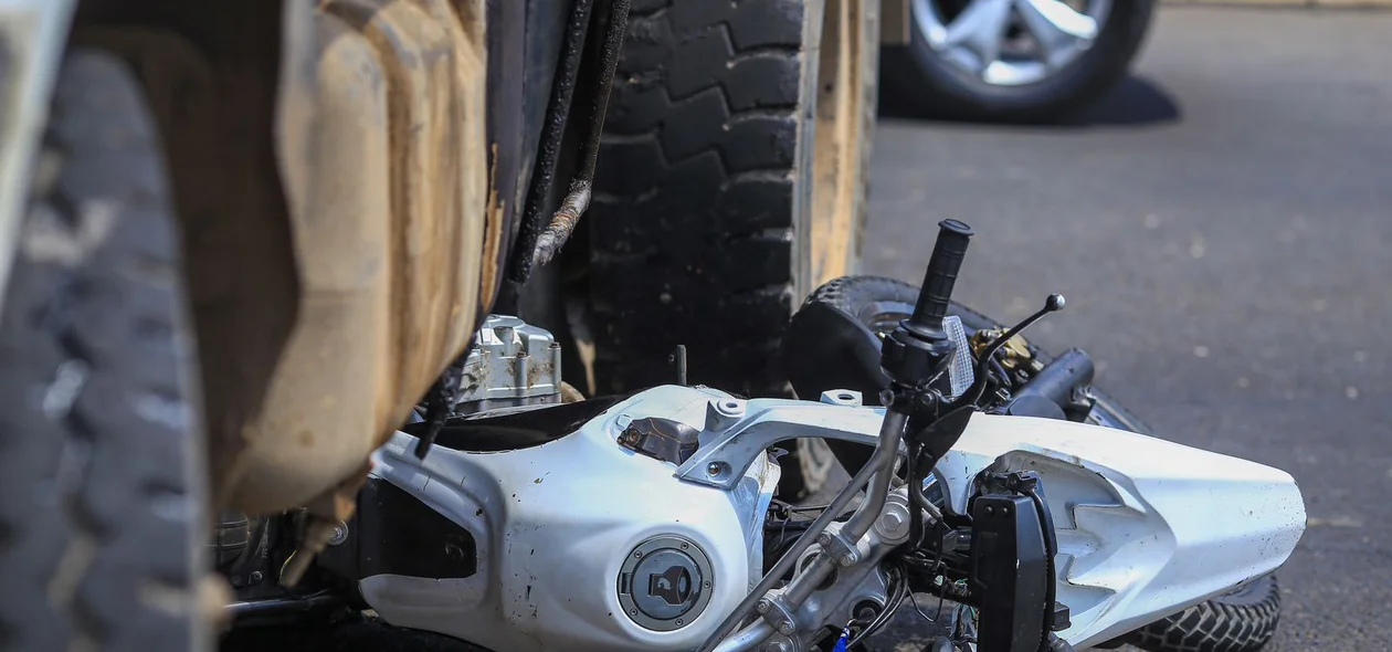 Motocicleta ficou destruída debaixo do caminhão