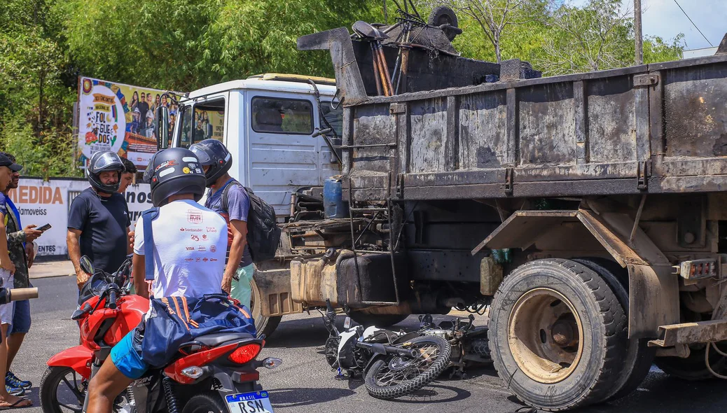 Motocicleta parou debaixo do caminhão