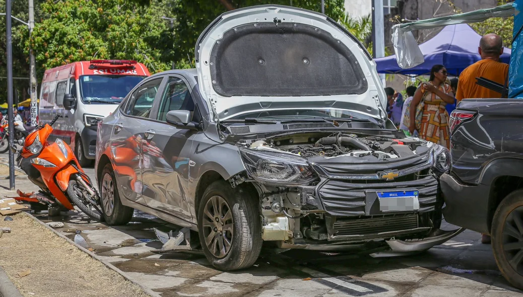 Motorista ainda colidiu em um Fiat Toro