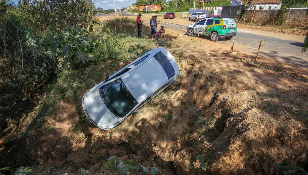 Motorista perdeu o controle e caiu em buraco na Estrada da Alegria
