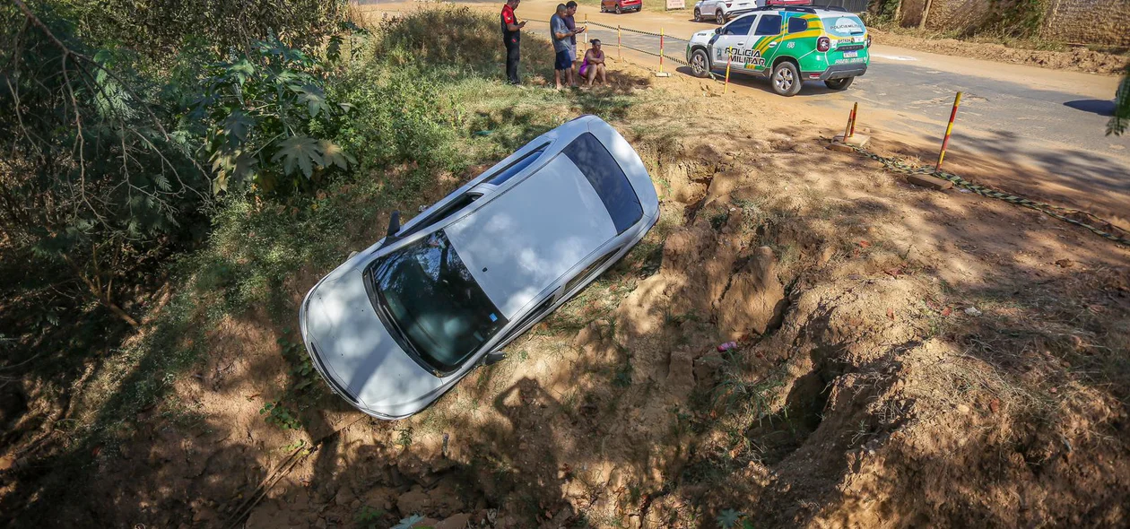 Motorista perdeu o controle e caiu em buraco na Estrada da Alegria