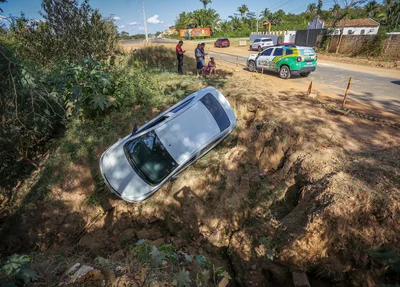Motorista perdeu o controle e caiu em buraco na Estrada da Alegria