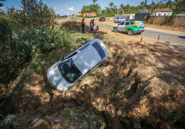 Motorista perdeu o controle e caiu em buraco na Estrada da Alegria