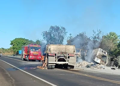 Motorista saiu ileso após colidir caminhão em defensa metálica e o veículo pegar fogo