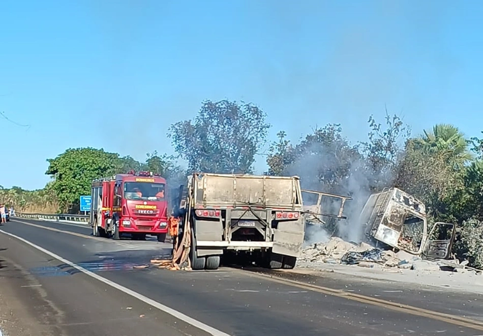 Motorista saiu ileso após colidir caminhão em defensa metálica e o veículo pegar fogo