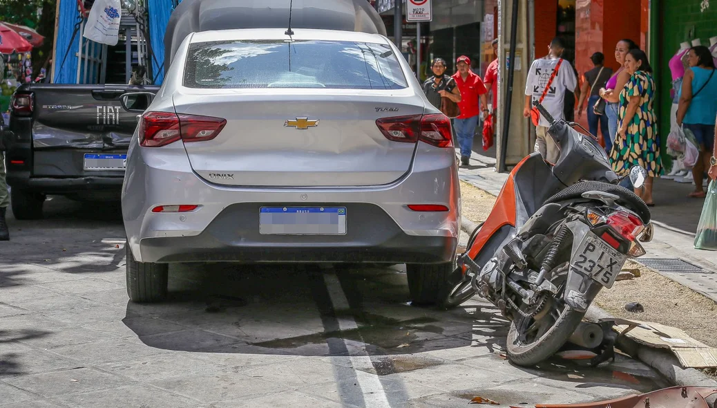 Mulher perdeu o controle do carro