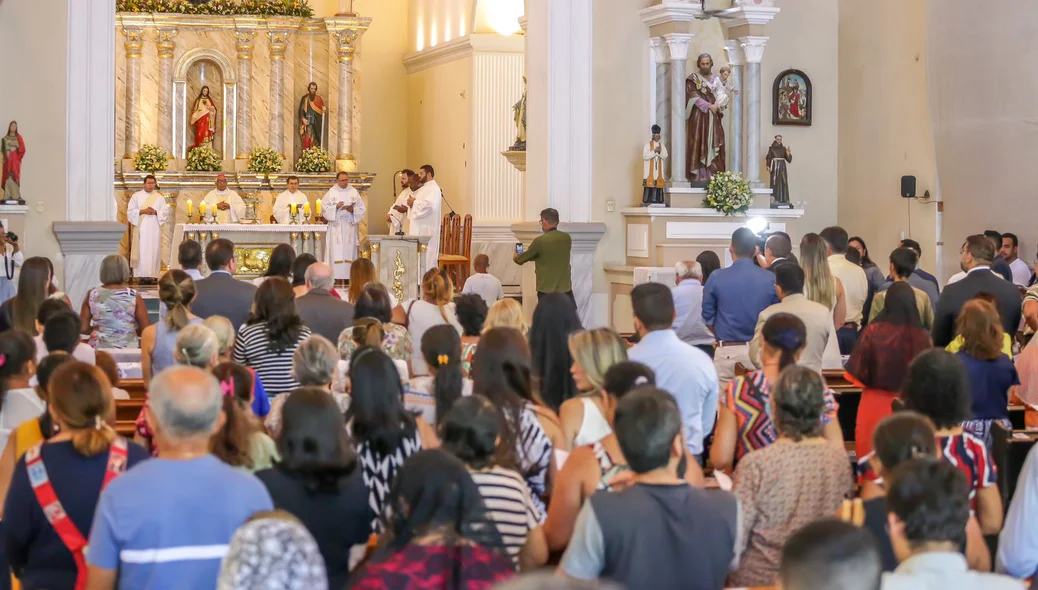 Multidão de fiéis assistiram à missa