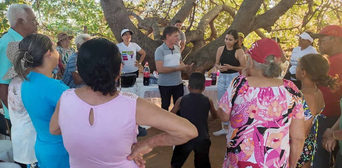 Na ocasião foram realizadas brincadeiras com os idosos, estimulando a atividade física