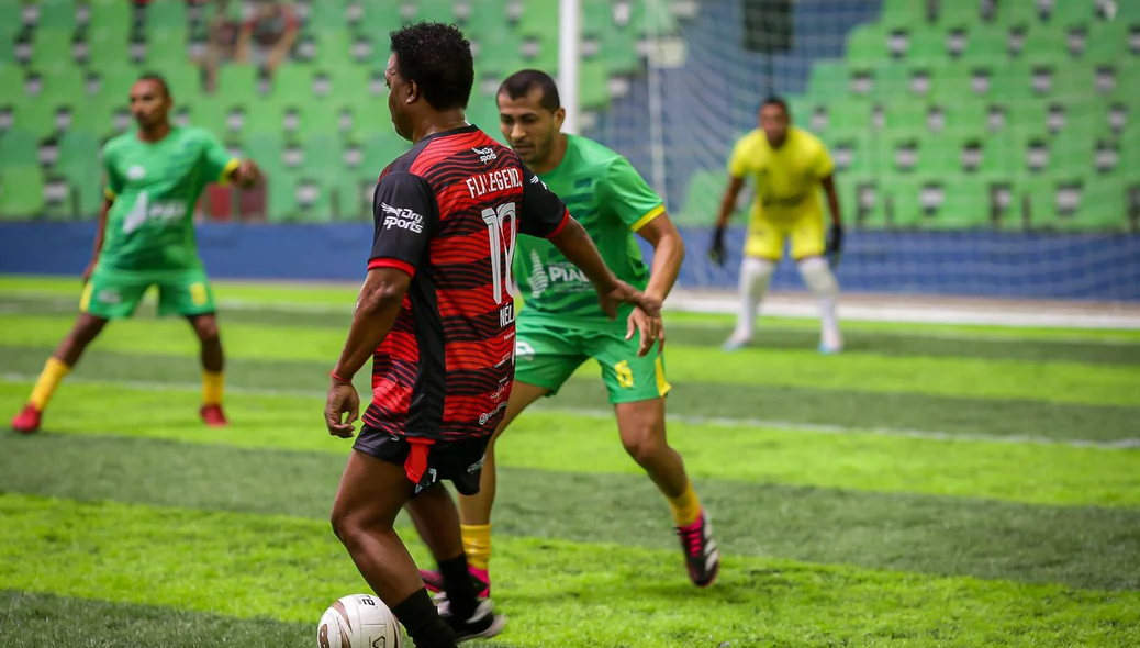 Nélio buscando a jogada para os Legends do Flamengo