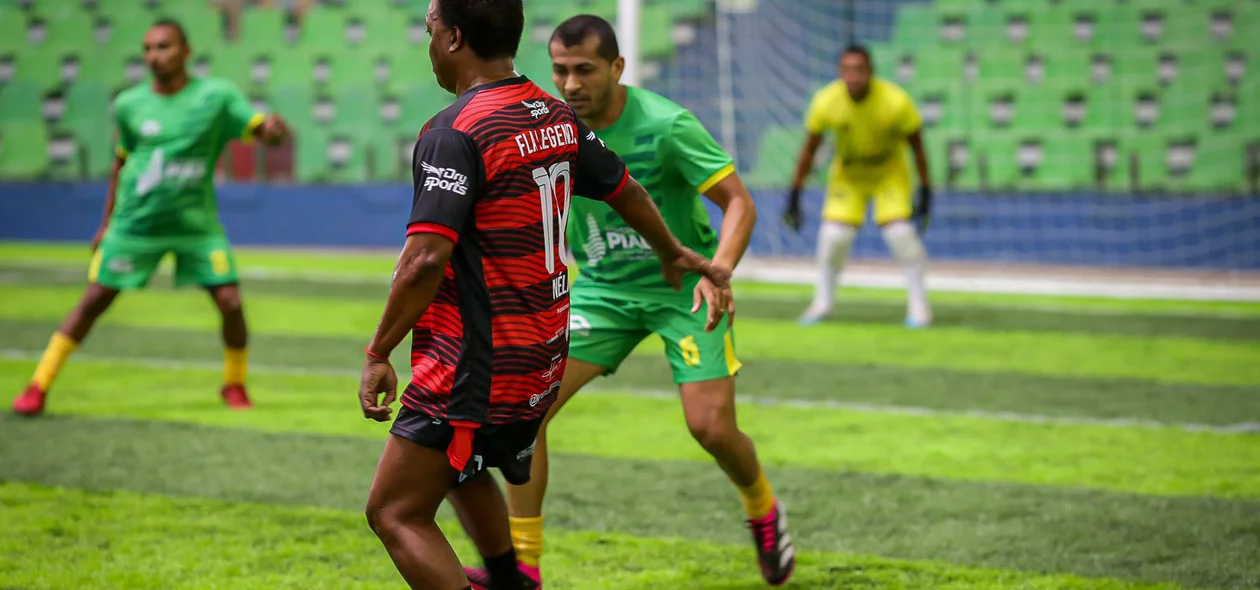 Nélio buscando a jogada para os Legends do Flamengo