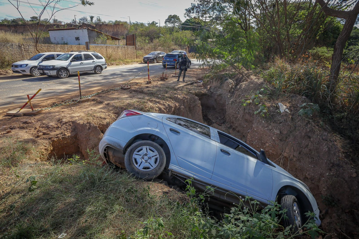 O carro caiu após um acidente