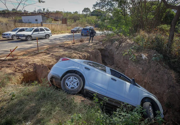 O carro caiu após um acidente