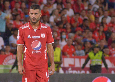O carro do jogador de futebol Iago Falque, de 33 anos foi alvo de três tiros em Cali, na Colômbia