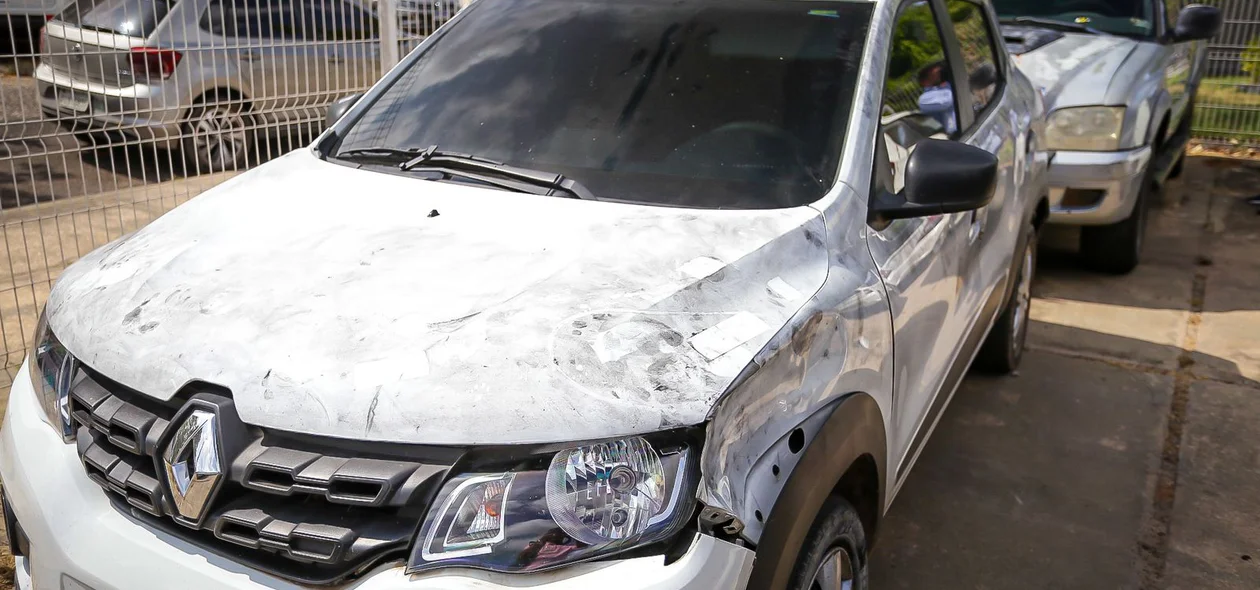 O Kwid que os criminosos usaram foi abandonado na Rua Valdivino Tito, entre as ruas 24 de Janeiro e Gabriel Ferreira, próximo ao local do crime