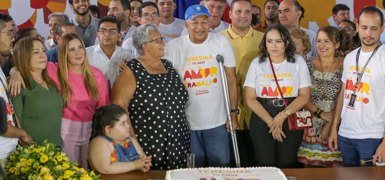 O prefeito realizou o corte do bolo