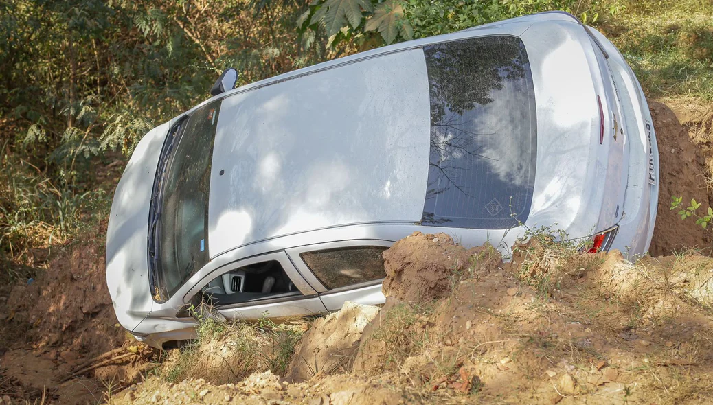 O veículo de modelo Prisma caiu na ribanceira