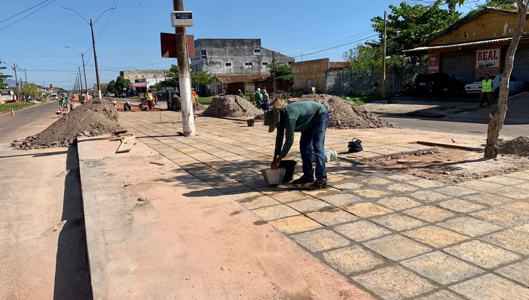 Obras em canteiro central estão em andamento