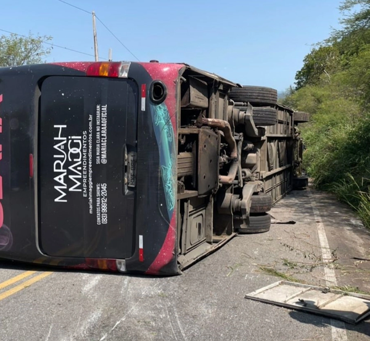 Ônibus da cantora Maria Clara tombou em Alagoas