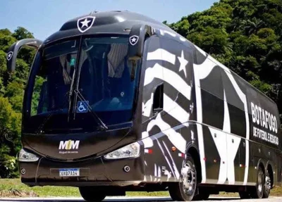 Ônibus do Botafogo é apedrejado por torcedores do Fluminense