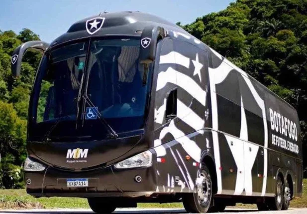 Ônibus do Botafogo é apedrejado por torcedores do Fluminense