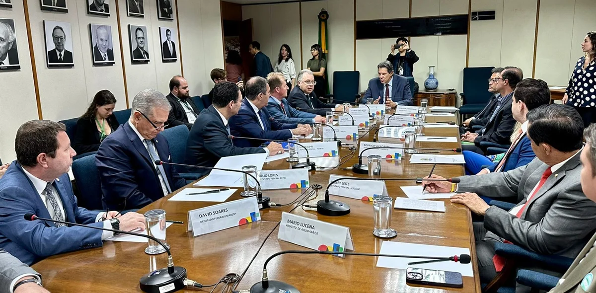Os deputados da Comissão de Desenvolvimento Econômico; Finanças e Tributação da Câmara Federal visitaram na tarde de quarta-feira (9), o ministro da Fazenda, Fernando Haddad