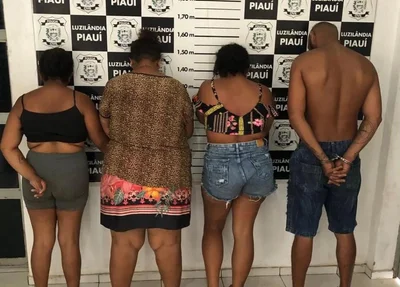 Os quatro foram presos em flagrante e autuados pelos crimes de tráfico de drogas e de organização criminosa