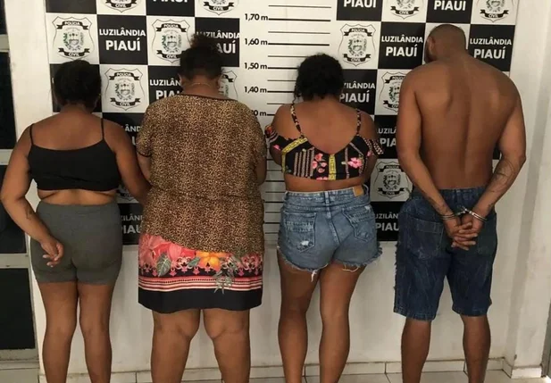 Os quatro foram presos em flagrante e autuados pelos crimes de tráfico de drogas e de organização criminosa