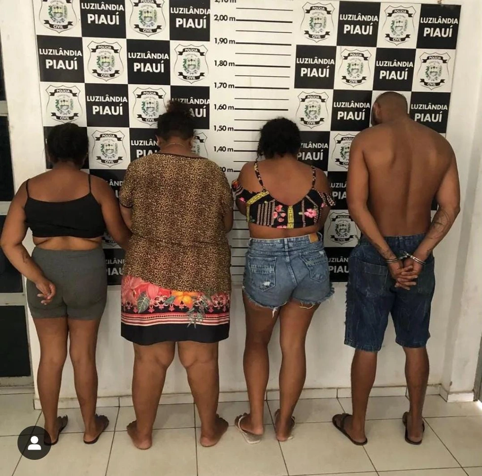 Os quatro foram presos em flagrante e autuados pelos crimes de tráfico de drogas e de organização criminosa