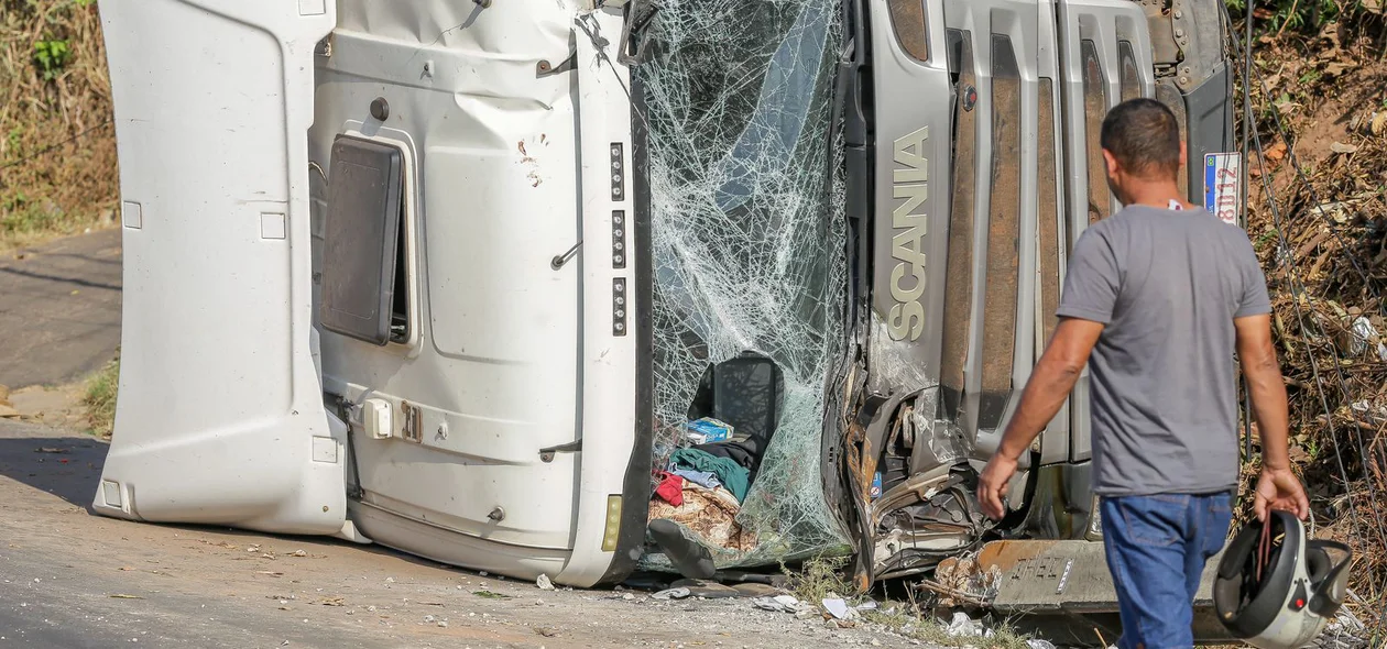 Parte dianteira da Scania ficou destruída