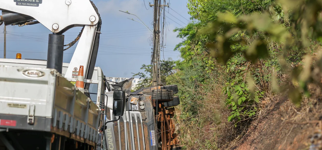 Parte dos cabos de energia foi destruída