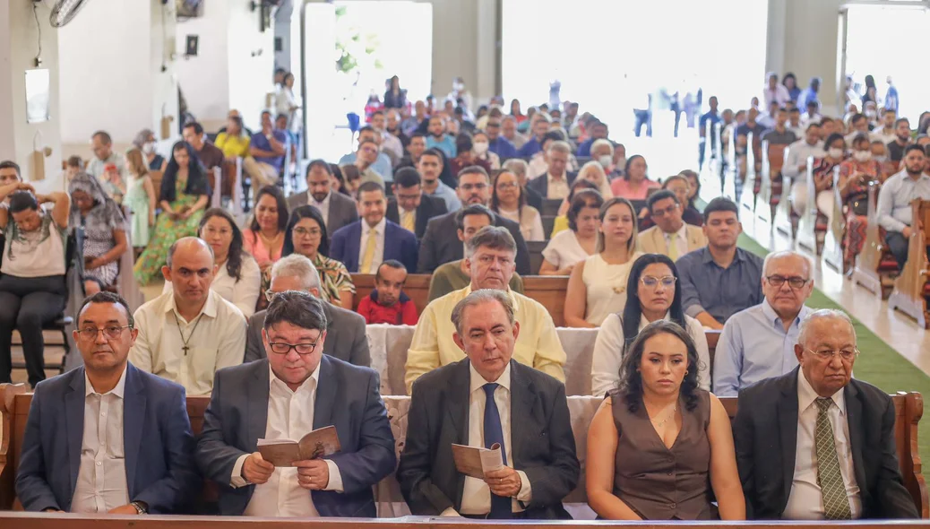 Personalidades assistindo a missa