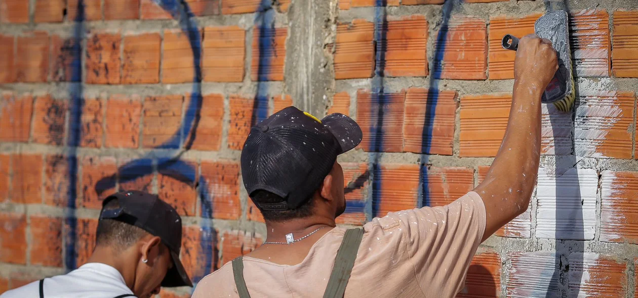 Pichação do Bonde dos 40 sendo apagada