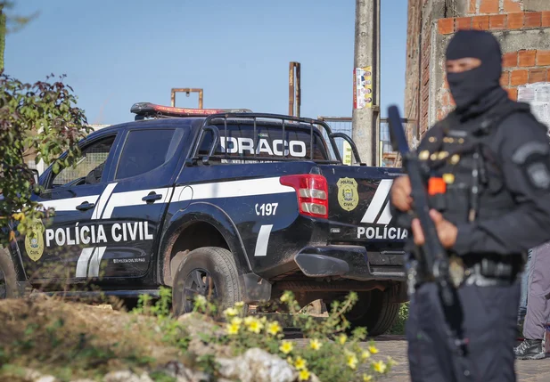 Policiais do DRACO em ação na Dagmar Mazza