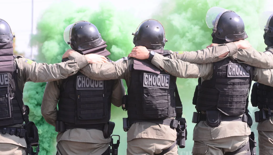 Policiais durante solenidade de formação