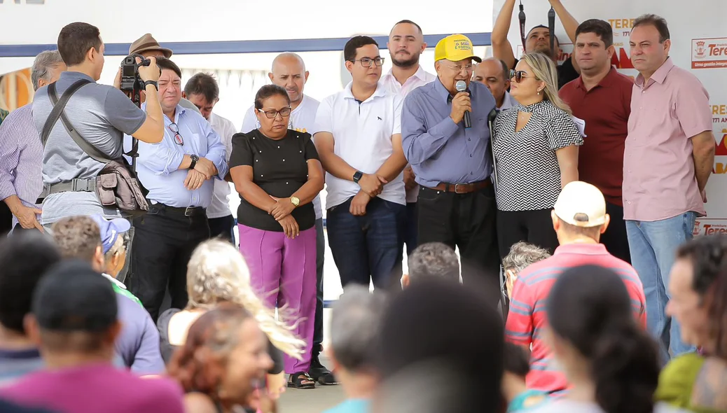 Políticos presentes na revitalização da praça