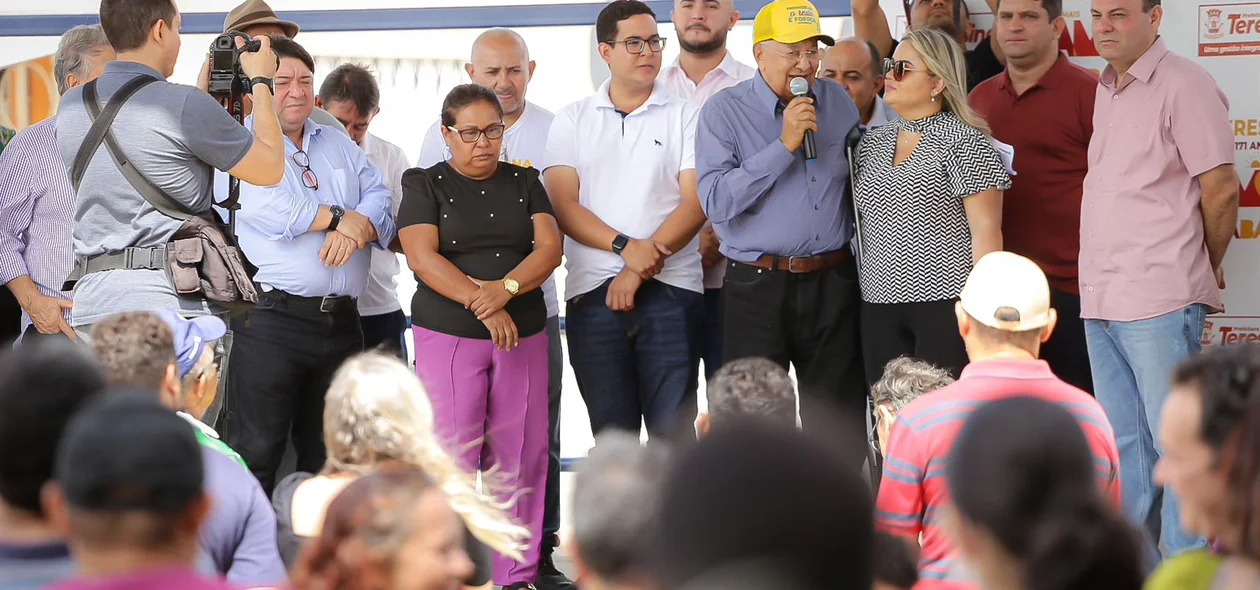 Políticos presentes na revitalização da praça