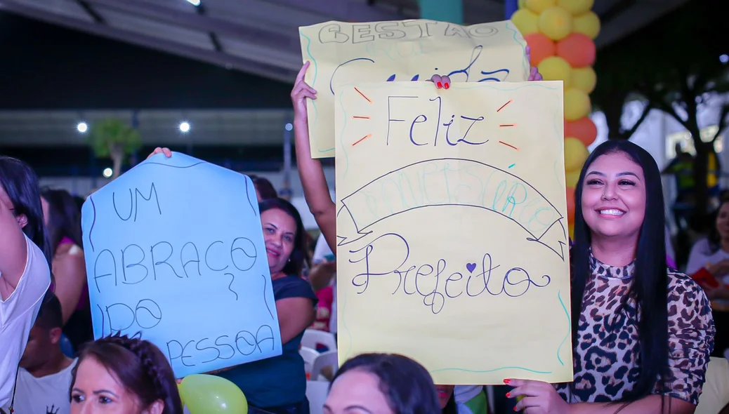 População com cartazes de agradecimento ao prefeito